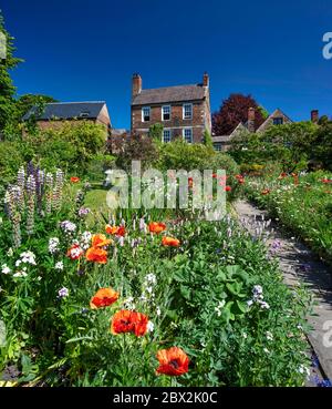 Vista diurna estiva dei Giardini Crook Hall, Durham City, County Durham, Inghilterra, Regno Unito Foto Stock