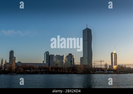 Il lato moderno di Vienna, alla luce del mattino presto sul Danubio Foto Stock