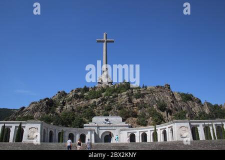 Valle de Los Caidos (Valle dei Caduti) Vista dal basso gradini in forte luce del sole Madrid Spagna Foto Stock