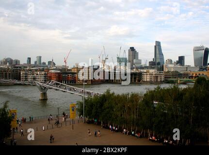 Vista della città di Londra sul Tamigi Con il Millenium Bridge e 20 Fenchurch Street da A. Terrazza presso la moderna Tate Gallery England Foto Stock