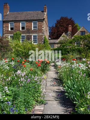 Vista diurna estiva dei Giardini Crook Hall, Durham City, County Durham, Inghilterra, Regno Unito Foto Stock