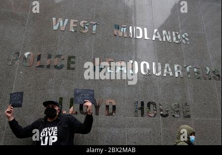Birmingham, West Midlands, Regno Unito. 4 Giugno 2020. Un protetore si trova di fronte al quartier generale della polizia delle West Midlands durante una dimostrazione di 'Black Lives Matter' dopo la morte di George Floyd americano mentre si trovava sotto la custodia della polizia di Minneapolis. Credit Darren Staples/Alamy Live News. Foto Stock