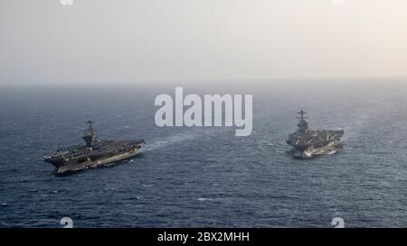 Oceano Atlantico, Stati Uniti. 04giugno 2020. La portaerei USS Gerald R. Ford della marina statunitense di classe Ford, destra, e la portaerei della classe Nimitz USS Harry S. Truman in corso insieme 4 giugno 2020 nell'Oceano Atlantico. Questa è la prima volta che una classe Ford e una classe Nimitz portaerei operavano insieme. Credito: Marinaio Riley McDowell/U.S.A. Notizie dal vivo sulla Marina/Alamy Foto Stock