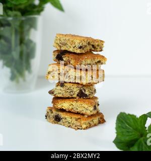 I biscotti fatti in casa con patatine di cioccolato sono impilati su un tavolo. Biscotti alla farina di mandorle al keto. Piazza del Congo. Foto Stock