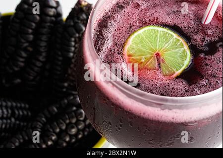 Chicha Morada: È una bevanda che proviene dalle regioni andine di Perú ma è effettivamente consumata a livello nazionale. Foto Stock