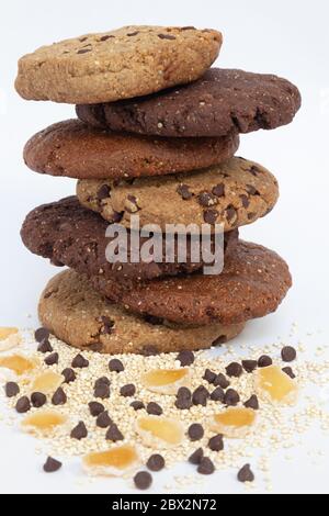 Una gamma di biscotti alla quinoa con gli ingredienti base in esposizione Foto Stock