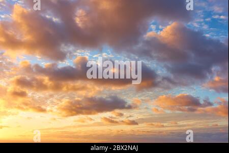 Bel cielo con nuvole al tramonto, può essere utilizzato come sfondo - Cloudsape Foto Stock