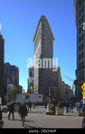 New York City, USA - Ott, 2018: Facciata dell'edificio Flatiron, uno dei primi grattacieli mai costruiti, con la Quinta strada di New York Foto Stock