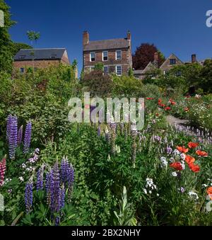 Vista diurna estiva dei Giardini Crook Hall, Durham City, County Durham, Inghilterra, Regno Unito Foto Stock