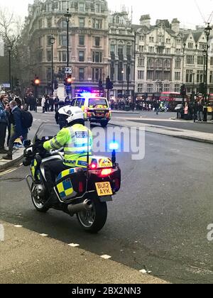 Londra, Regno Unito - 17 dicembre 2016: Motocicletta della polizia britannica che scortano una marcia/dimostrazione di protesta siriana a Londra Foto Stock