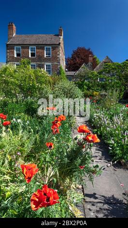 Vista diurna estiva dei Giardini Crook Hall, Durham City, County Durham, Inghilterra, Regno Unito Foto Stock