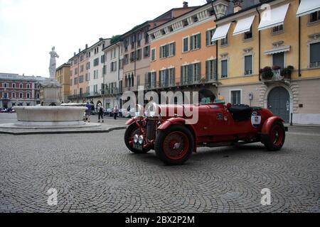 Brescia/Italia - 17 maggio 2017: Alfa Romeo classica a Brescia per la partenza della gara Mille miglia Foto Stock