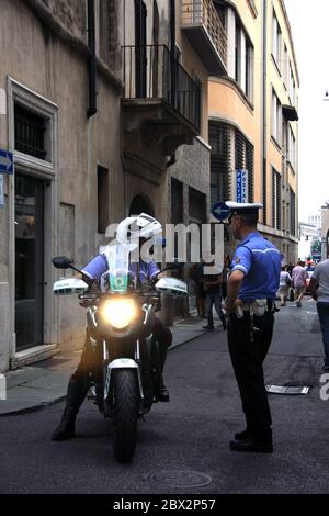 Brescia/Italia - 18 maggio 2017: Due poliziotti italiani, un ufficiale in moto che parla con un altro Foto Stock