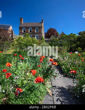 Vista diurna estiva dei Giardini Crook Hall, Durham City, County Durham, Inghilterra, Regno Unito Foto Stock