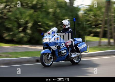 Brescia/Italia - 18 maggio 2017: Ufficiale di polizia italiano in scorta per la gara/rally di Mille miglia Foto Stock