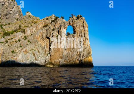 Italia, Campania, Capo Palinuro - 11 agosto 2019 - le piccole finestre nella roccia Foto Stock