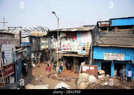 Mumbai, India - Dharavi ha fatto i rifiuti di tetti con rifiuti di plastica e rifiuti su case abitative costruite a mano, nel centro della città Foto Stock