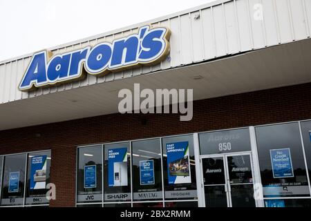 Un cartello con il logo fuori dall'affitto di Aaron per il proprio punto vendita a Seaford, Delaware, il 25 maggio 2020. Foto Stock