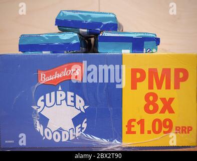 SHEFFIELD, UK - CIRCA 2020 MAGGIO: Pacchetto Batchelors Super Noodles Foto Stock