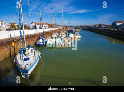 Francia, Charente-Maritime (17), Bateaux au mouillage sur le port de Saint-Trojan-les-Bains Foto Stock