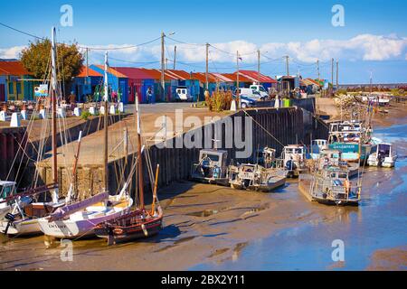 Francia, Charente-Maritime (17), Bateaux au mouillage sur le port de Saint-Trojan-les-Bains Foto Stock