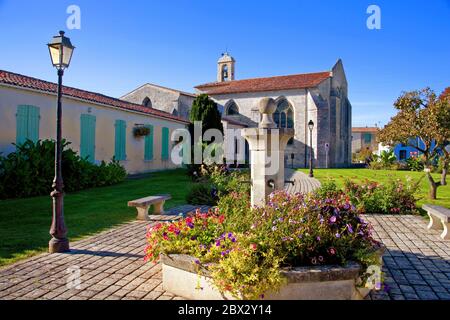 Francia, Charente-Maritime (17), Saint-Georges-d'Oléron, le Square du 18 juin avec la mairie, l'église romane et la fontaine fleurie Foto Stock