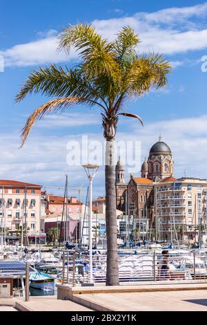 Francia, Var, Fréjus, il vecchio porto di Saint-Raphaël e la basilica di Notre-Dame-de-la-Victoire Foto Stock