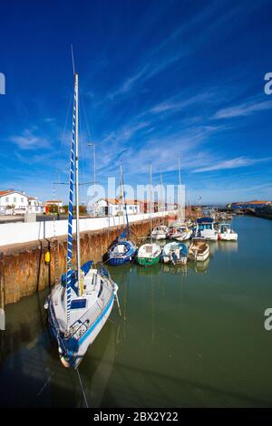 Francia, Charente-Maritime (17), Bateaux au mouillage sur le port de Saint-Trojan-les-Bains Foto Stock