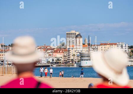 Francia, Var, Fréjus, periodo di blocco post della COVID 19 o crisi di Coronavirus, spiaggia di Fréjus con il vecchio porto di Saint-Raphaël sullo sfondo e la basilica di Notre-Dame-de-la-Victoire Foto Stock