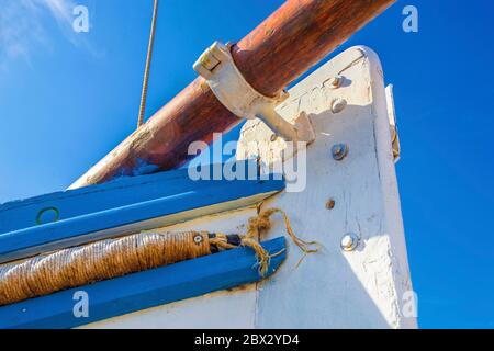 Francia, Charente-Maritime (17), détail du mât de beaupré et proue d'un vieux gréement, chantier naval au Château-d'Oléron Foto Stock