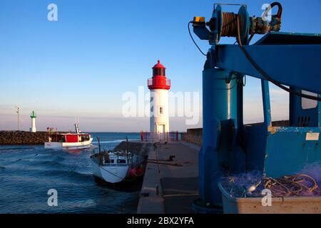 Francia, Charente-Maritime (17), Chalutiers à quai sur le Port de la Cotinière à Saint-Pierre d'Oléron Foto Stock