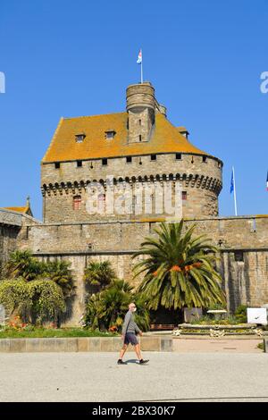 Francia, Ille et Vilaine, Cote d'Emeraude (Costa Smeralda), Saint Malo, i bastioni della città murata e il castello, Covid 19 o Coronavirus blocco, uomo con maschera durante la crisi COVID 19 nell'aprile 2020, periodo di blocco Foto Stock