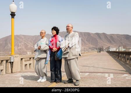 Cina, provincia di Jilin, Prefettura autonoma coreana di Yanbian, città di Tumen, ponte di confine che conduce a Namyang in Corea del Nord, turisti sudcoreani che vogliono arrivare il più vicino possibile alla Corea del Nord Foto Stock