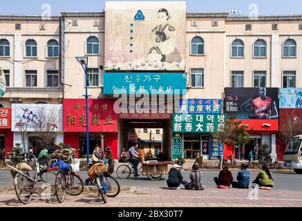 Cina, provincia di Jilin, Prefettura autonoma coreana di Yanbian, città di Tumen, cartelli cinesi e coreani sui negozi Foto Stock