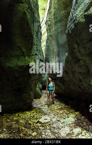 Francia, Drôme (26), Parco Naturale Regionale del Vercors, Saillans, escursionista nel canyon delle Gueulards Foto Stock