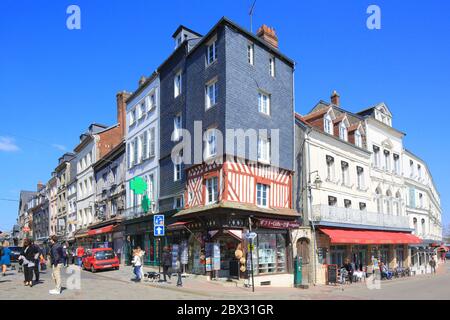 Francia, Calvados, estuario della Senna, Pays d'Auge, Honfleur, angolo di piattaforma passeggeri e Place Hamelin Foto Stock