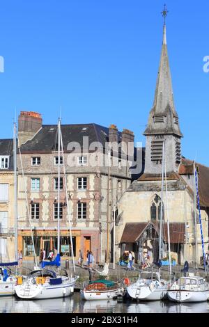 Francia, Calvados, estuario della Senna, Pays d'Auge, Honfleur, Quai Saint Etienne con la chiesa di Saint Etienne (14 ° secolo) Foto Stock