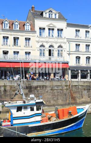 Francia, Calvados, estuario della Senna, Pays d'Auge, Honfleur, pontile, barca da pesca con il Café de Paris sullo sfondo Foto Stock
