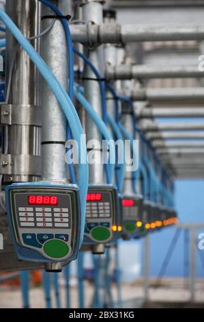 Primo piano per attrezzature di mungitura meccanizzate automatizzate per l'industria agricola - serie di display elettronici e tubazioni/lavori di tubazioni Foto Stock