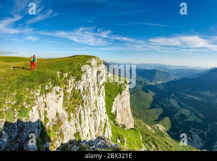 Francia, Drôme (26), Parco Naturale Regionale del Vercors, Vassieux-en-Vercors, Plateau de Fond d d d'Urle, escursionista sull'altopiano di Fond d d d'Urle Foto Stock