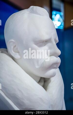 Norvegia, nave da crociera polare MS Fram della compagnia Hurtigruten, scultura di Hakond Anton Fegeras (2007) del busto di Fredtjof Wedel-Jarlsberg Nansen (1861-1930), esploratore polare, scienziato, statista norvegese e diplomatico, Architetto della MS Fram che ha utilizzato nel suo tentativo di raggiungere il Polo Nord geografico sfruttando la corrente naturale est-ovest dell'Oceano Artico, tra il 1893 e il 2013; 1896 Foto Stock