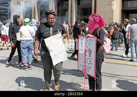 Un viso nero di donne è rivestito nel latte nei tentativi di neutralizzare gli effetti del pepe spray colpo durante le proteste a Cleveland, Ohio, USA. Foto Stock