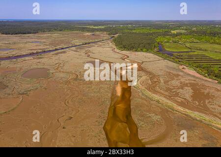 Francia, Gironde (33), Bassin d'Arcachon, Confinement Covid-19 ou Coronavirus, Ares, zona dei prati salati di Arès Lège Cap-Ferret (vista aerea) Foto Stock