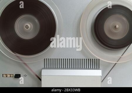 Vecchio giocatore vintage reel-to-reel. Registratore a nastro con bobine. Registratore a nastro a bobina Foto Stock