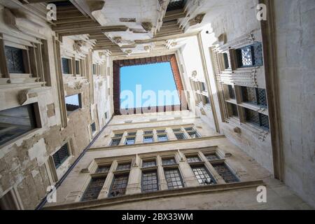 Francia, Drome, Valence, la Maison des Tetes in fondo alla strada principale, il cortile interno di questa vecchia residenza del XVI secolo Foto Stock