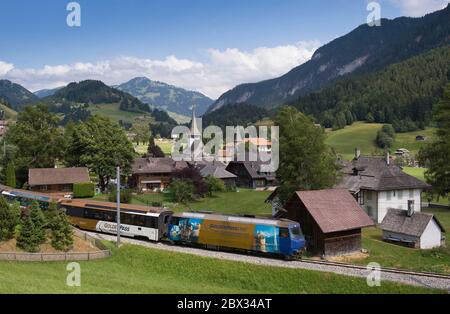 Svizzera, cantone di Vaud, treno Pays d'Enhaut GoldenPass, passaggio nel villaggio di Rougemont Foto Stock