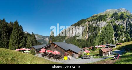 Francia, alta Savoia (74), riserva naturale Sixt-Fer-à-Cheval, i Chalets des Fonts con l'Frêtes du Grenier de commune sullo sfondo Foto Stock