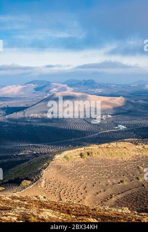 Spagna, Isole Canarie, isola di Lanzarote, vista panoramica sulla valle del vino la Geria dal Montana Guardilama Foto Stock