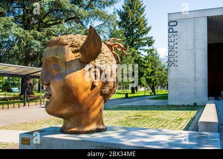Francia, Isere, Saint Martin d'Hères, Università Grenoble Alpes, Campus Saint Martin d'Hères, scultura in bronzo raffigurante Hypnos, dio greco del sonno, dell'artista spagnolo José Seguiri di fronte all'edificio Sciences po Grenoble Foto Stock