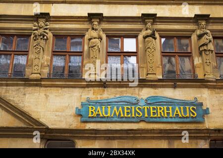 Germania, Baviera, Rothenburg ob der Tauber, Schmiedgasse, i Baumeisterhauss dal 1596, finestre, statue delle 7 virtù e dei 7 peccatori mortali del Medioevo Foto Stock